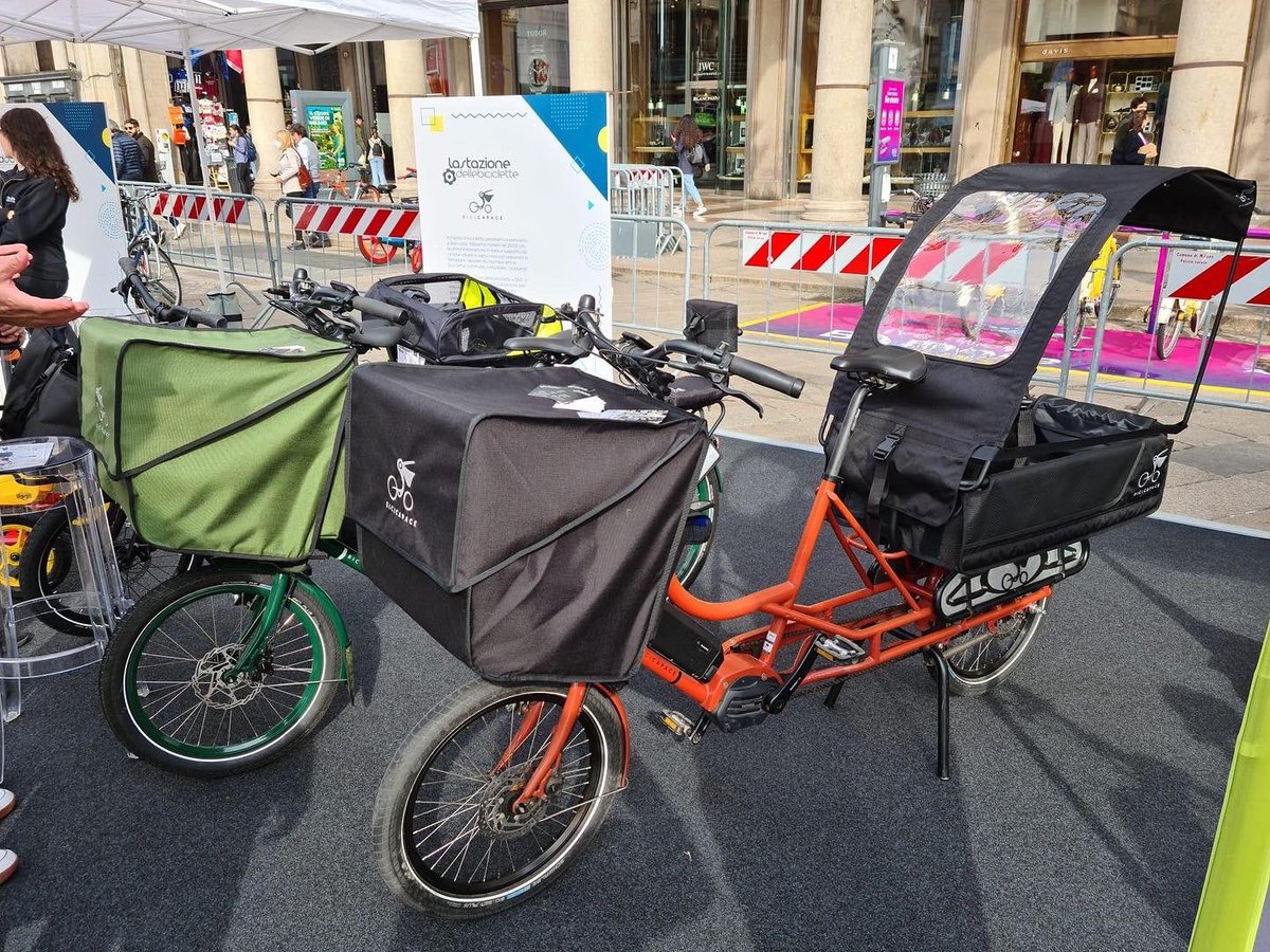 Da stamattina in piazza Duomo @EmobItalia la conferenza nazionale sulla mobilità elettrica. In piazza i bus elettrici @atm_informa, i compattatori elettrici sperimentali @amsa_spa . E poi le biciclette e lo sharing elettrici. Così Milano punta su una nuova #mobilita.