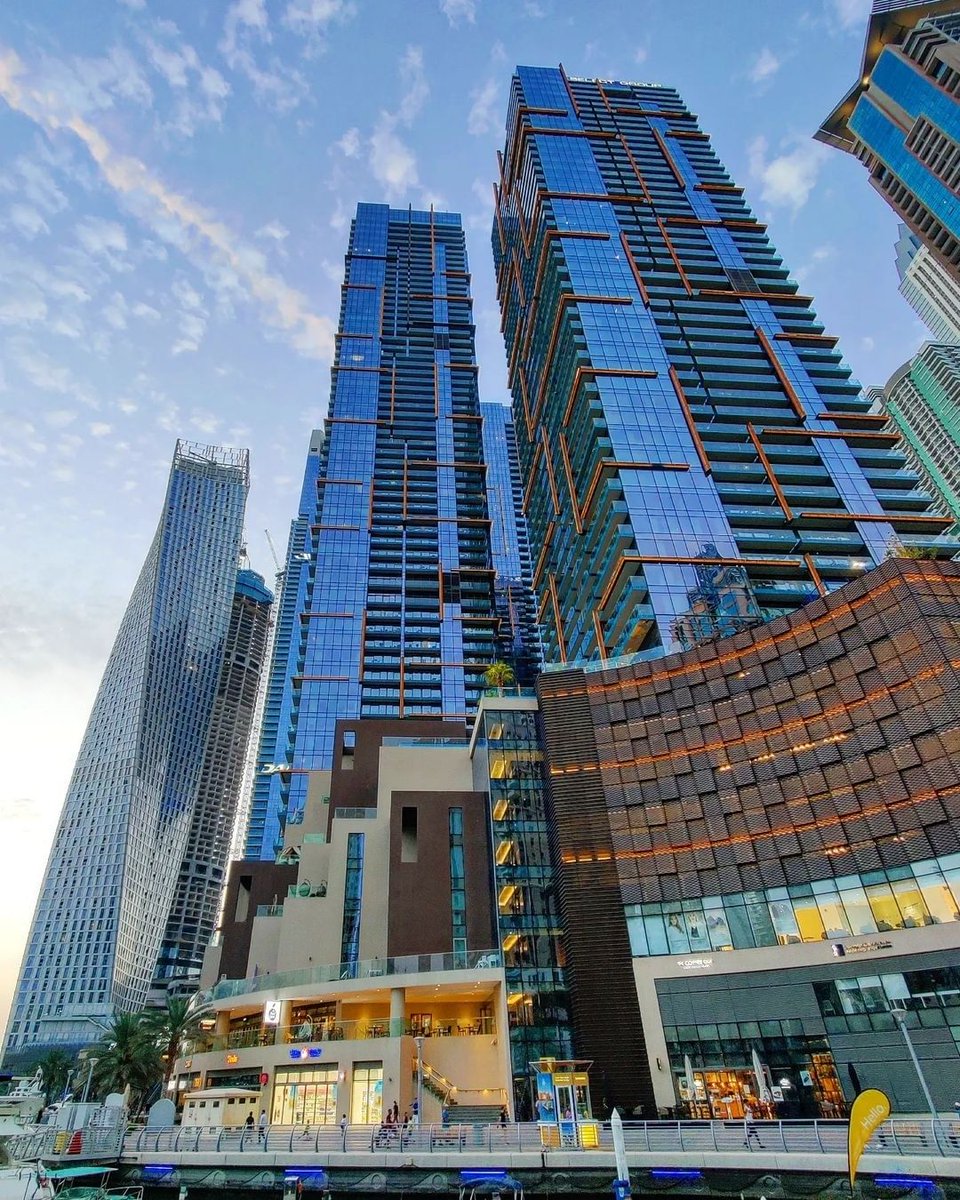 PicsDubai's tweet photo. Look up. #Dubai #PicsDubai 

Photo by @simonepda https://t.co/HPuqn5CdyW