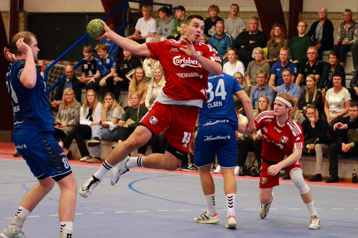 INGEN KAMP I BAVNEHØJ HALLEN

Det er ikke lykkedes ledelsen bag Ajax Københavns herrehold at få styr på den lovpligtige arbejdsskadeforsikring, og derfor bliver eftermiddagens kamp mellem Ajax København og Aarhus HC aflyst. Spillernes ve og vel vil altid være førsteprioritet.