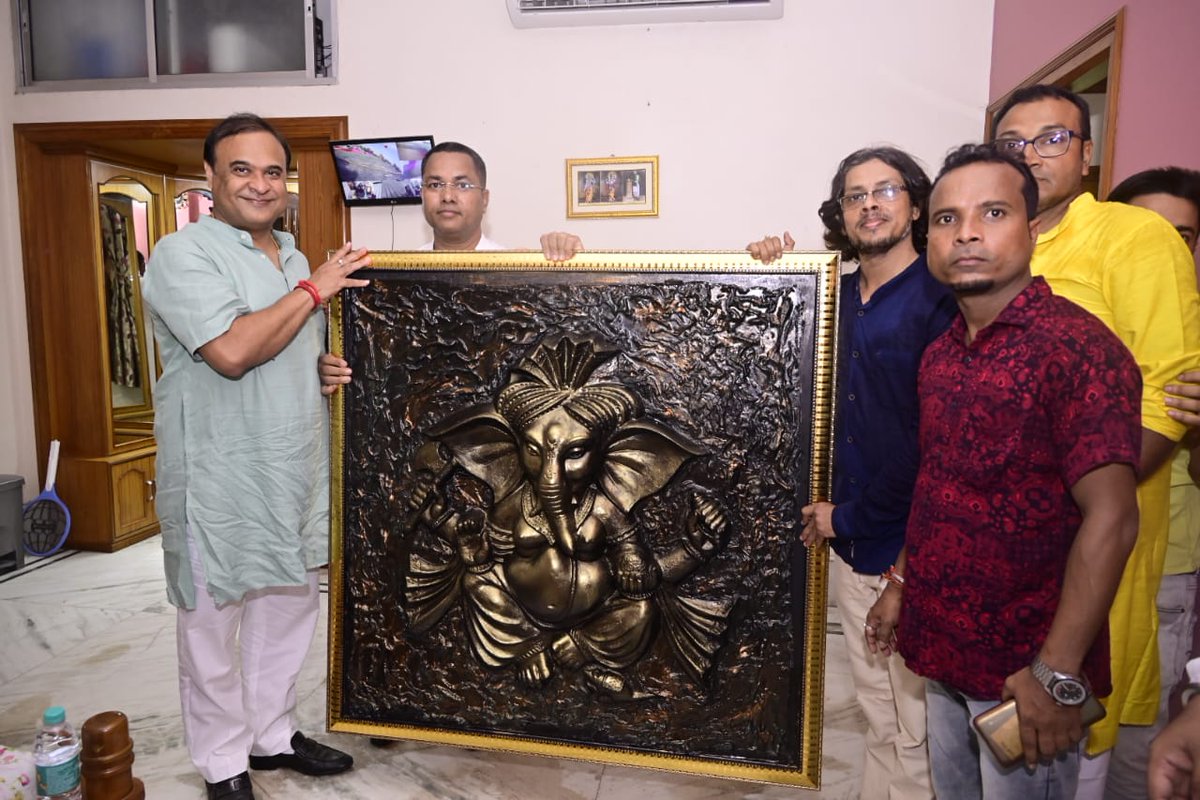 KPaulAssam's tweet image. #CMCelebratesDurgaPujaWithKarimganj
Hon'ble Chief Minister Assam Dr. Himanta Biswa Sarma Ji at my residence on the ocassion of Maha-Sasthi festival.
@himantabiswa