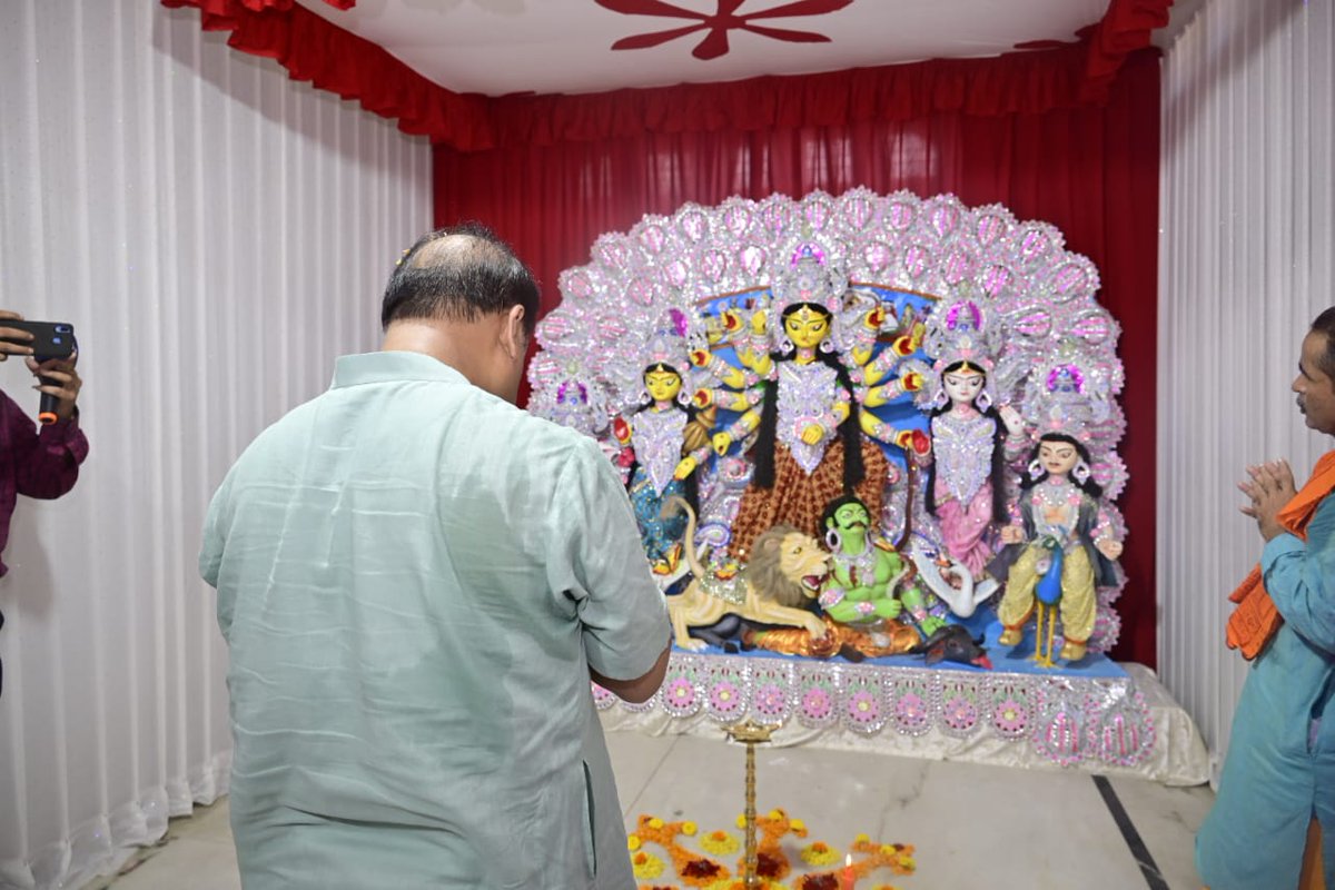 KPaulAssam's tweet image. #CMCelebratesDurgaPujaWithKarimganj
Hon'ble Chief Minister Assam Dr. Himanta Biswa Sarma Ji at my residence on the ocassion of Maha-Sasthi festival.
@himantabiswa