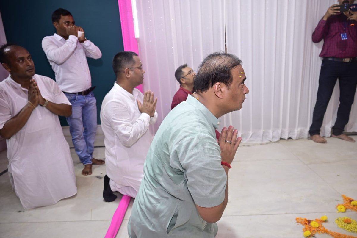 KPaulAssam's tweet image. #CMCelebratesDurgaPujaWithKarimganj
Hon'ble Chief Minister Assam Dr. Himanta Biswa Sarma Ji at my residence on the ocassion of Maha-Sasthi festival.
@himantabiswa