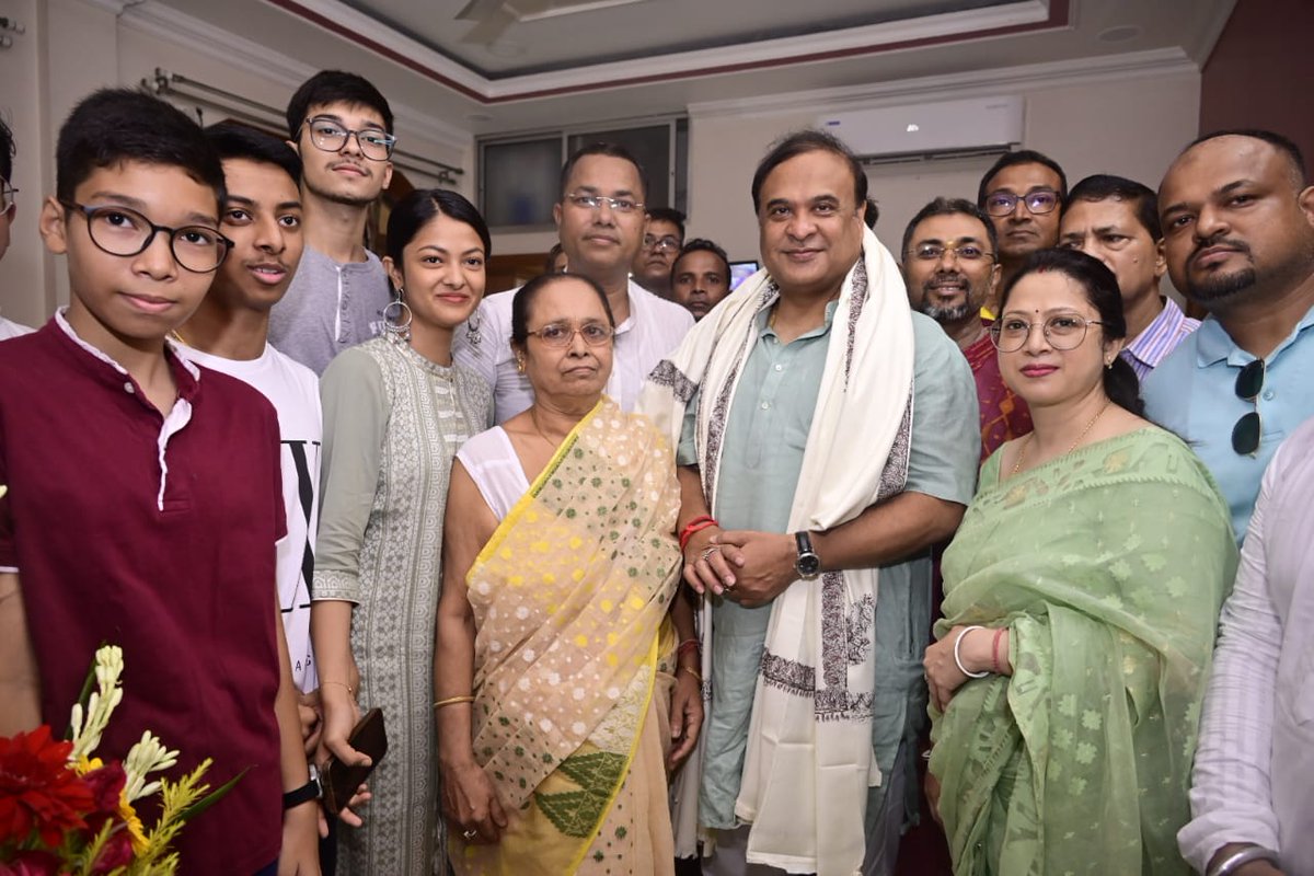 KPaulAssam's tweet image. #CMCelebratesDurgaPujaWithKarimganj
Hon'ble Chief Minister Assam Dr. Himanta Biswa Sarma Ji at my residence on the ocassion of Maha-Sasthi festival.
@himantabiswa