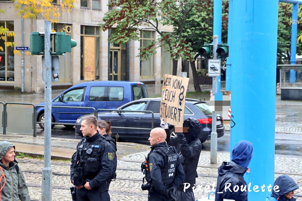 Pixel_Roulette's tweet photo. 13:50
Für den heutigen Samstag rief die Gruppe "Studenten stehen auf" zu einer Demo nach #Dresden auf, zu der bundesweit mobilisiert wurde. Gekommen waren ca. 250 Personen. Unter ihnen viele Personen, die auch an anderen Querdenken Demos in Dresden teilnehmen.
#DD0110 https://t.co/EPjghOzflC