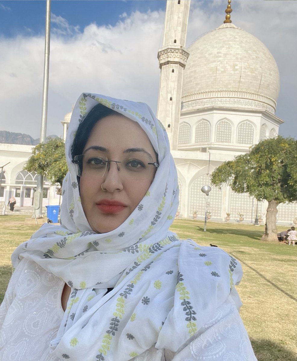 SaraHayatShah's tweet photo. At Hazratbal Shrine, Srinagar. 

Thanks to Allah for numerous blessings. 🤲🏻 
May Allah bless entire Jammu and Kashmir. Ameen! https://t.co/5O9561EUV8