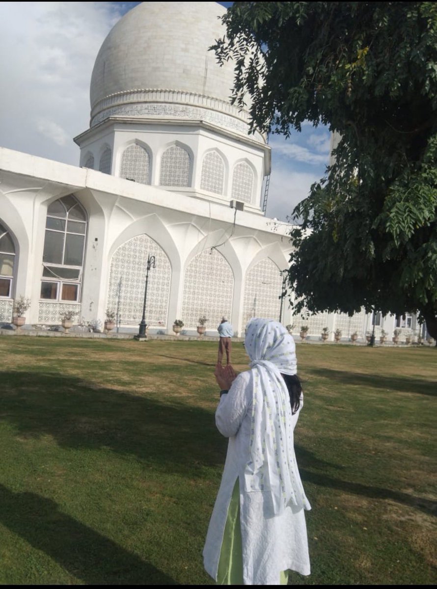 SaraHayatShah's tweet photo. At Hazratbal Shrine, Srinagar. 

Thanks to Allah for numerous blessings. 🤲🏻 
May Allah bless entire Jammu and Kashmir. Ameen! https://t.co/5O9561EUV8