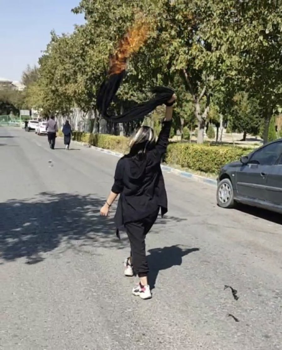 Aujourd’hui à l’université d’Ispahan, le voile, retiré, en feu. 

#Iran #MahsaAmini