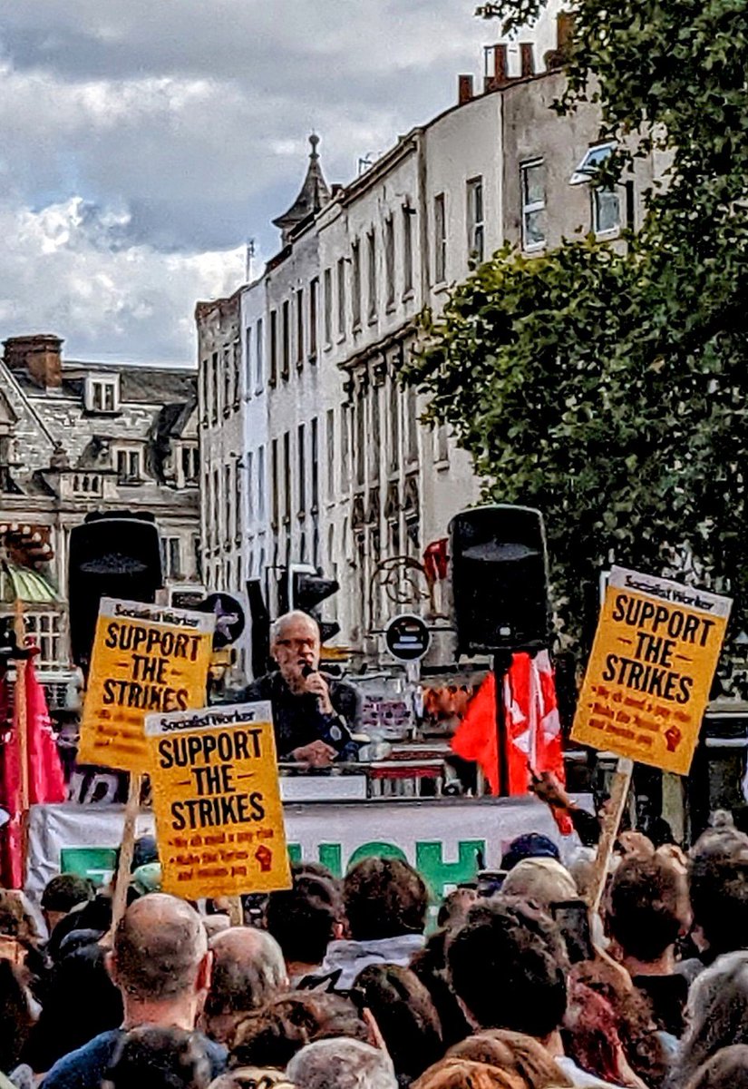 Suprise appearance from <a href="/jeremycorbyn/">Jeremy Corbyn</a> at <a href="/eiecampaign/">Enough is Enough</a> rally in Kings Cross today ✊🚩
