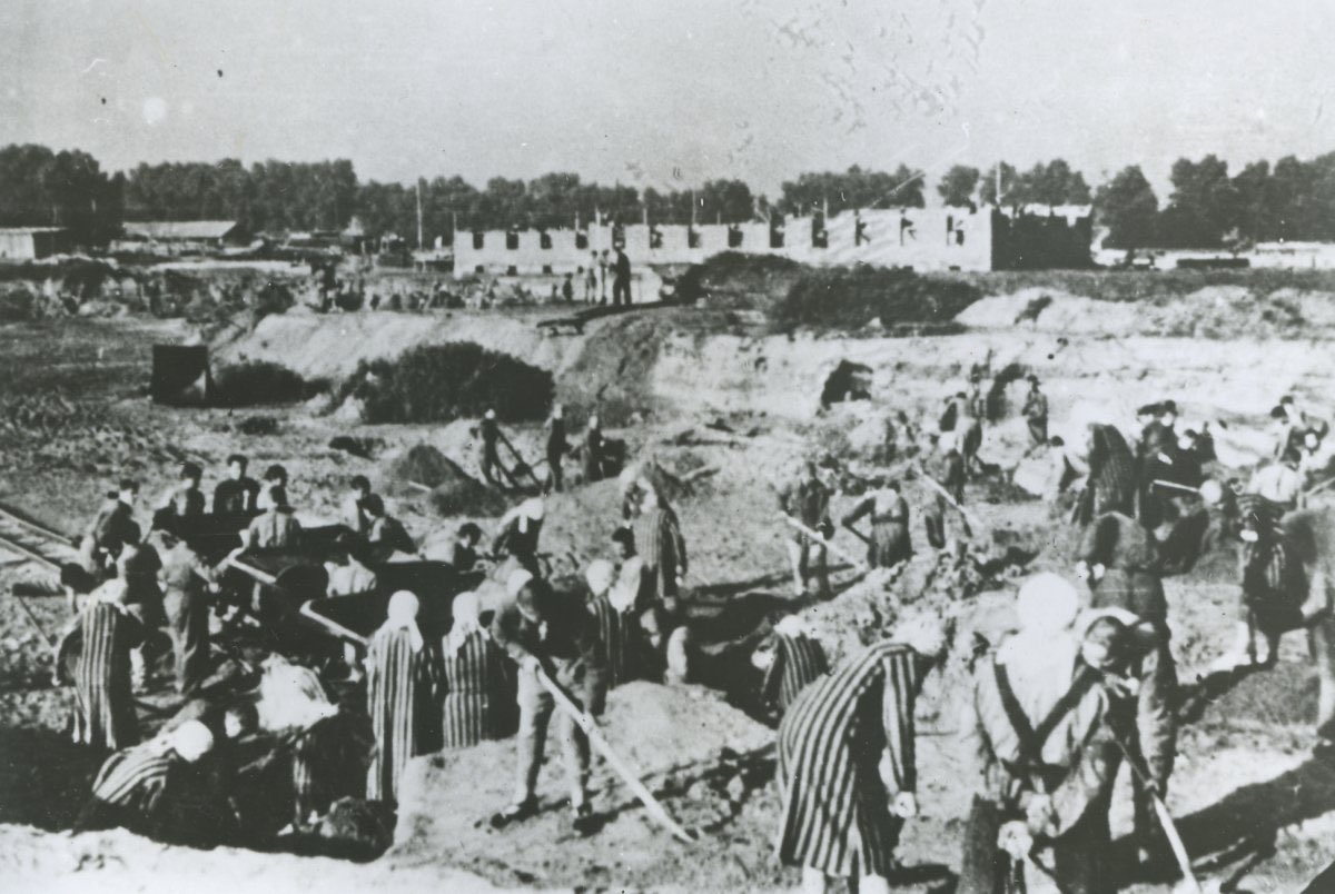 AuschwitzMuseum's tweet photo. 1 October 1943 | The number of female prisoners at the #Auschwitz camp was 32,066 (including 25,778 fit to work). 10,520 worked on that day. In the pictures: female prisoners at work &amp; contemporary view of the barracks of the female camp at Auschwitz II-Birkenau. https://t.co/LN66EFqEe8