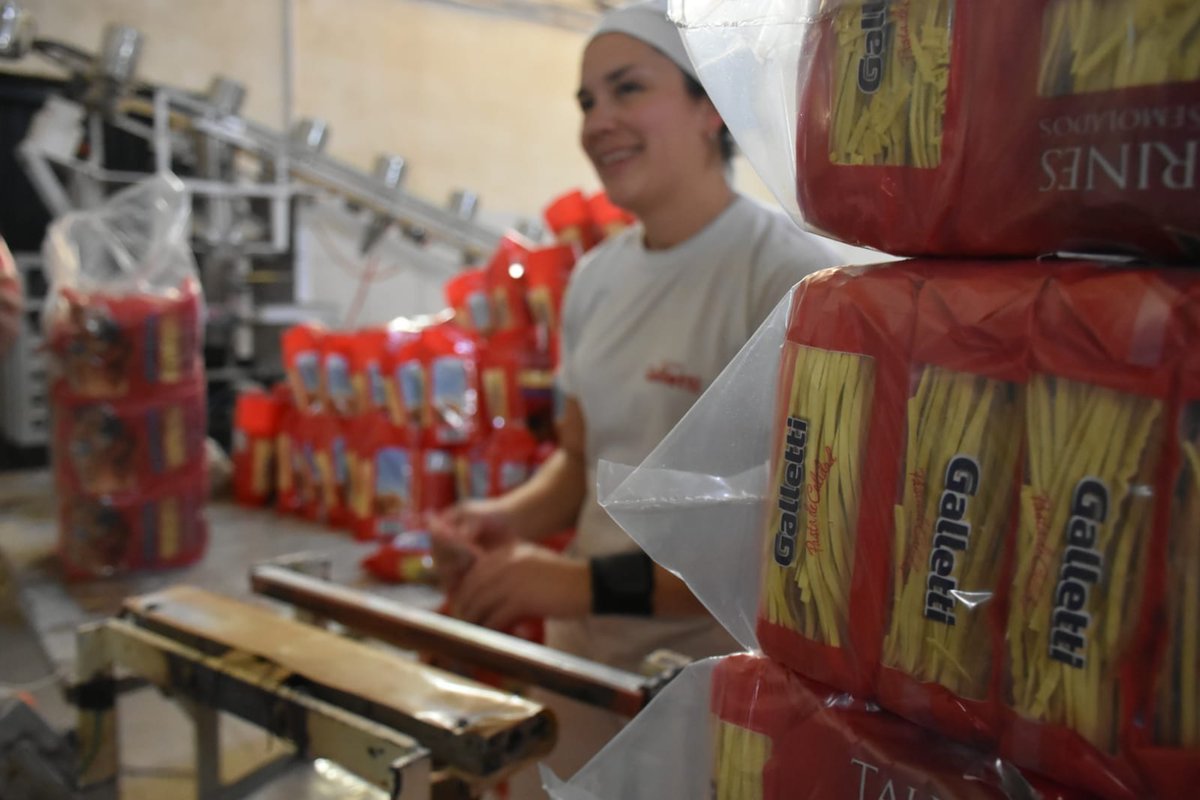 PacoGaribaldi's tweet photo. Hoy recorrimos #Galletti una empresa recuperada en #Candioti y charlamos junto a comerciantes de #LagunaPaiva. El trabajo 100% santafesino es un símbolo de la fuerza de nuestra provincia y su gente!🤝🙌 https://t.co/hnhAa14mwP