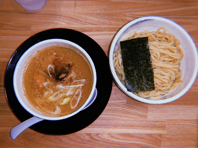 今日こそ家でごはんを食べるつもりだったのに同僚に誘われて外食してしまった。偶然前を通りかかったオープンしたばかりと思しきラーメン屋さん、の、魚介豚骨つけ麺。おいしすぎたのでまた行く。 