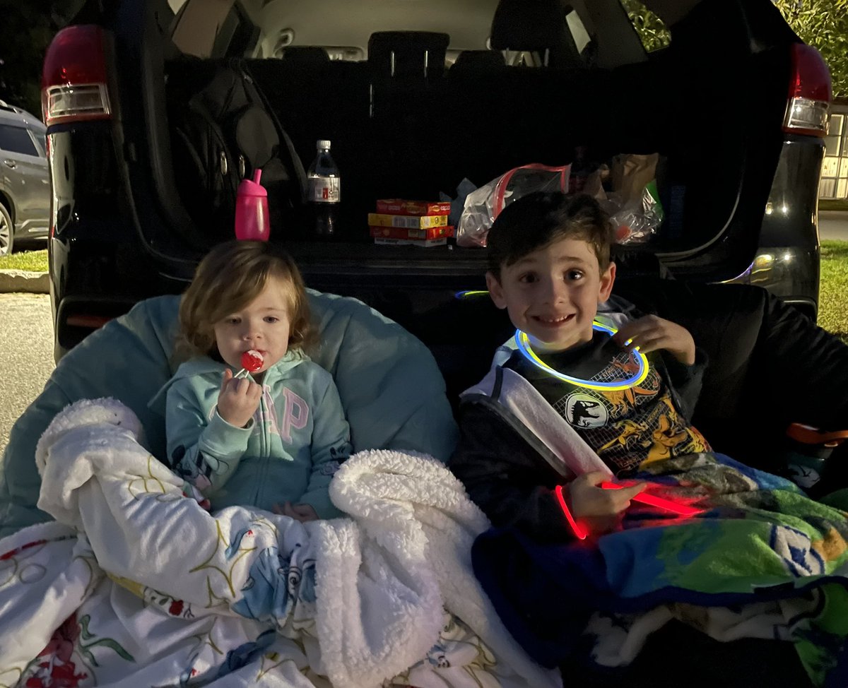 MercymountCDS's tweet image. Shhh, the show's about to begin! 
It was a beautiful night under the stars at Mercymount’s annual drive-in movie event!