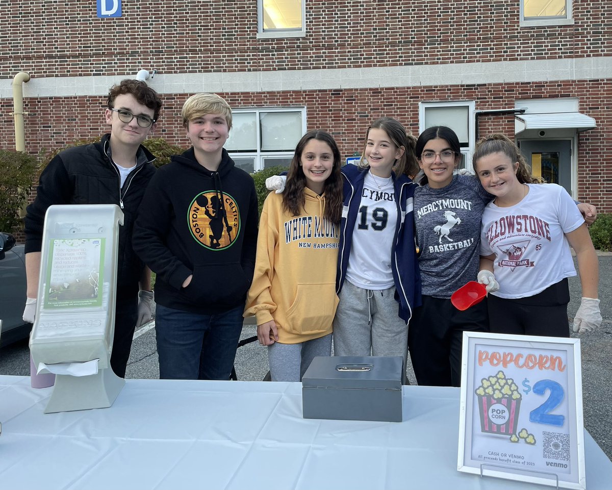 MercymountCDS's tweet image. Shhh, the show's about to begin! 
It was a beautiful night under the stars at Mercymount’s annual drive-in movie event!