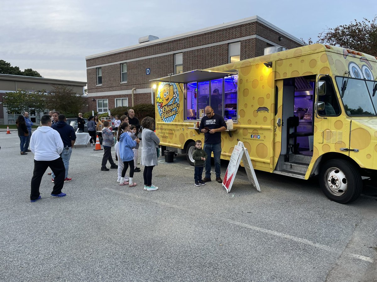 MercymountCDS's tweet image. Shhh, the show's about to begin! 
It was a beautiful night under the stars at Mercymount’s annual drive-in movie event!