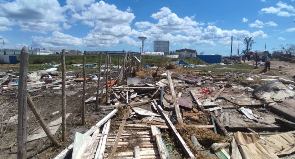 GHNordelo5's tweet photo. La Coloma, en Pinar del Río: Herida, pero no vencida.
#CDRCuba #SoyCederista #Cuba #SomosDelBarrio #FuerzaCuba https://t.co/7Huq6iHwpD