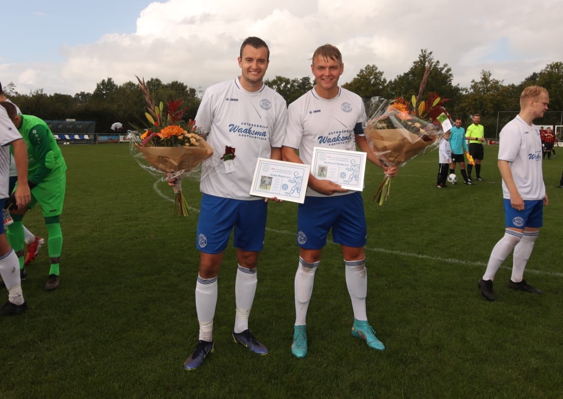 Scktille's tweet photo. De wedstrijd SC Kootstertille  - VV Anjum is begonnen. Voorafgaand aan de wedstrijd werden Jouke en Gerbrand Waaksma gehuldigd (respectievelijk 200 en 150 competitiewedstrijden) https://t.co/2Vksf9fnyj