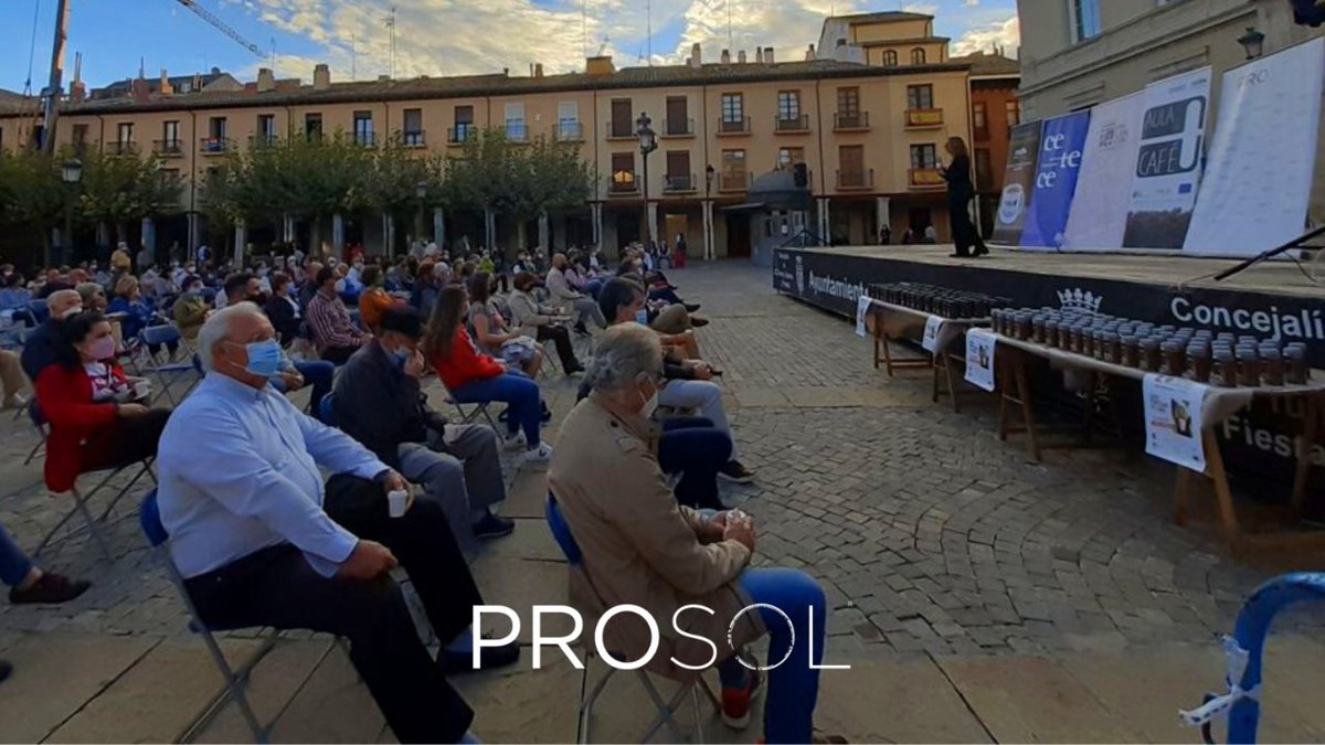 Hoy los palentinos vuelven a sentir que la suya es la ciudad del #café. 

El paseo del Salón acoge una cata gratuita organizada por el @PalenciaAyto y el #AulaDelCafé en el marco de la Feria Gastronómica #Naturpal 

¿Nos vemos allí a partir de las 18 horas para saborearlo juntos?