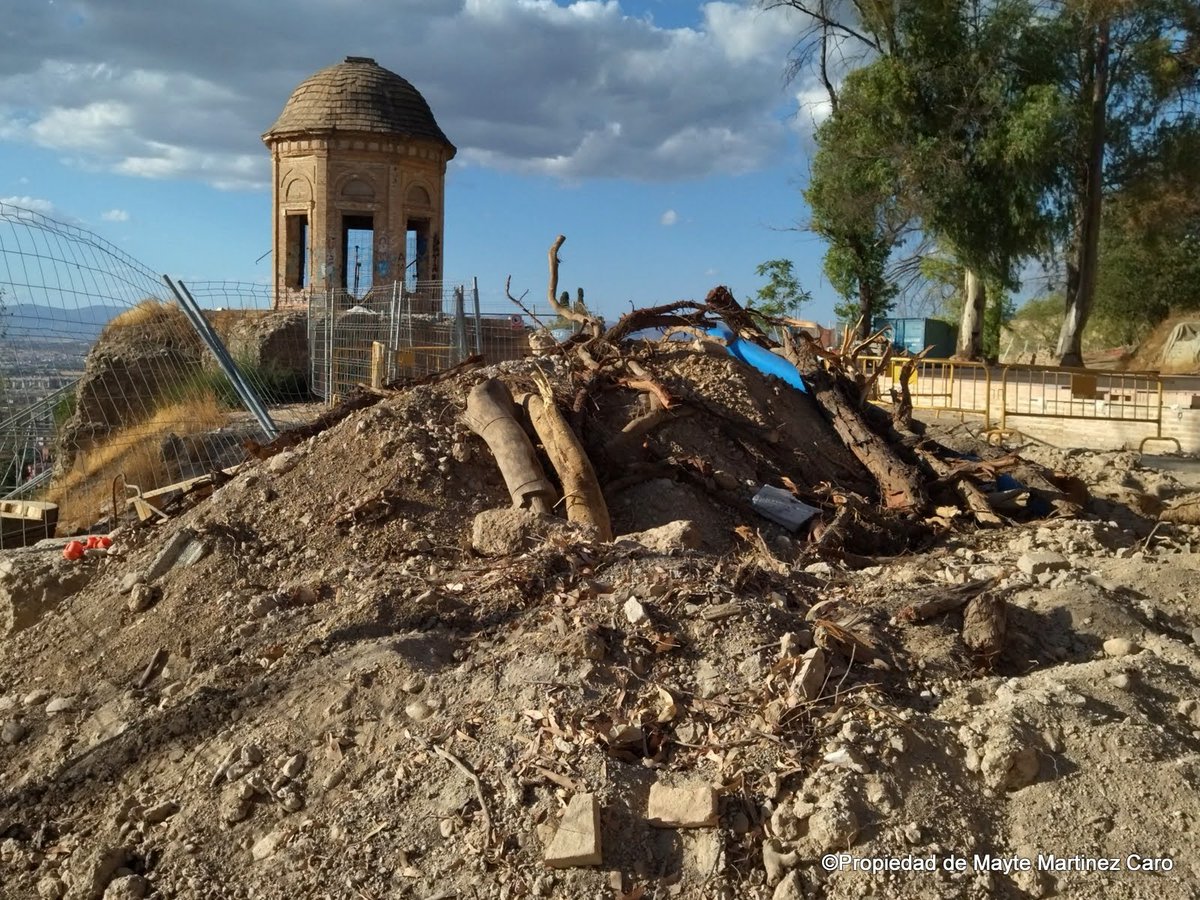 makaralu's tweet photo. .El antes y el después de #arboricidio cometido en el #CampusUniversitariodeCartuja x @CanalUGR en el #AlbercóndelMoro, también se apunta a las #talasmasivas en #Granada cuando solo son depositarios del patrimonio @UnidasPodemosGR @AvvBarranco @EquoGranada @Patrimonio_UGR hay más https://t.co/hJ8QEvgGDh