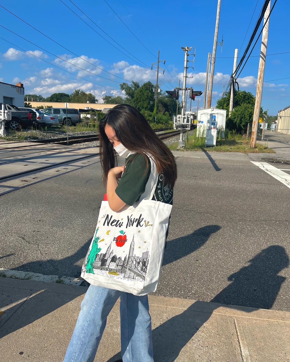 Lukia_kce's tweet photo. 夏休みにニューヨークへ、
街はカラフルで楽しかった☺️🇺🇸

#ニューヨーク　#夏休み　#アメリカ　#猫　#newyork #summer #modelukichan #cats #timessquare #unitedstates #sleepycat https://t.co/rJV5zd5Vpi