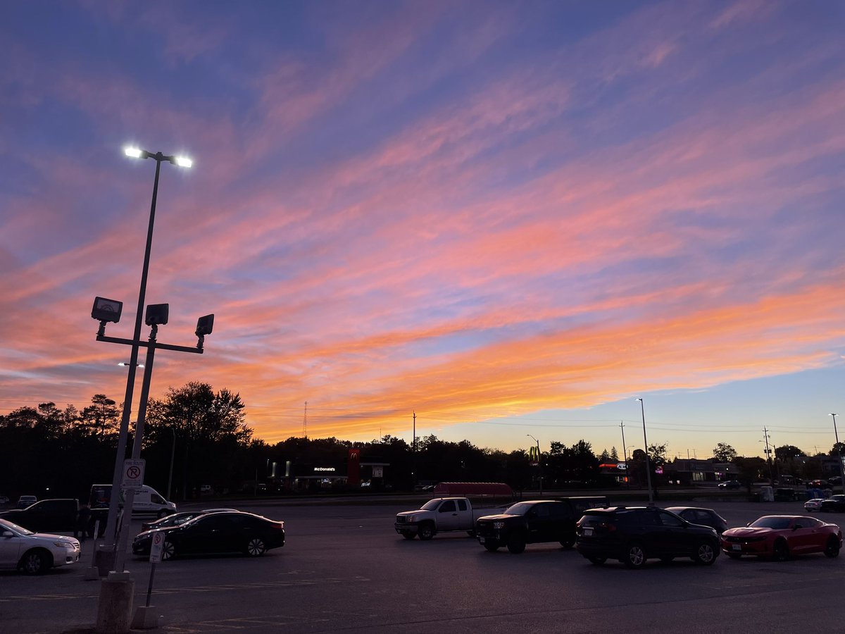 Another Beautiful sunset in Peterborough last night 🌝

Taken in parking lot at the Chemong Road Canadian Tire. 

#PTBOtweets