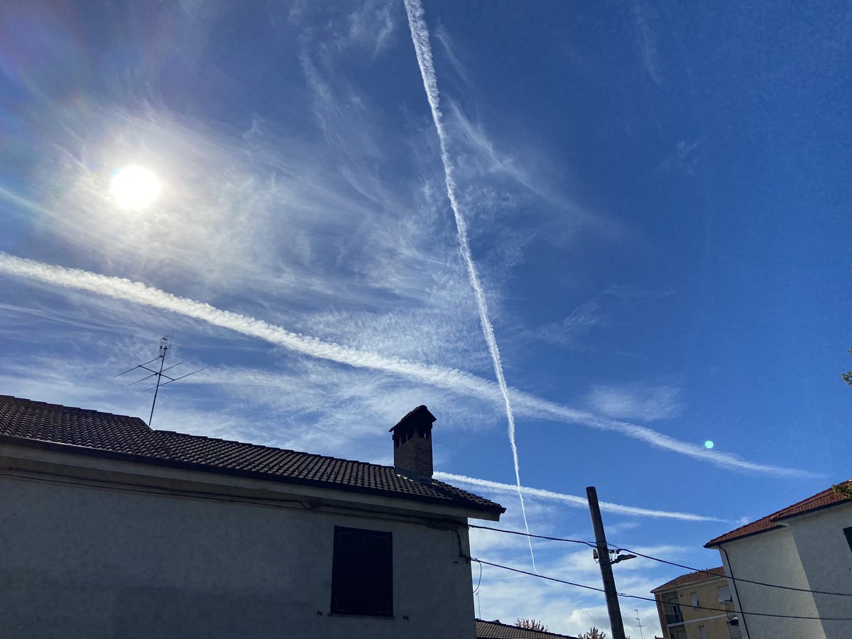 TrilloVenti9's tweet photo. Aumentano i contagi, aumentano le bollette, esplodono i gasdotti e guarda caso, nel cielo di ottobre che dovrebbe portare con sé le nuvole e la pioggia dell’autunno, splende il sole e ricompaiono le scie chimiche. Minchia guai a voi se non fate girare. #fategirare https://t.co/tlSCPddcpe
