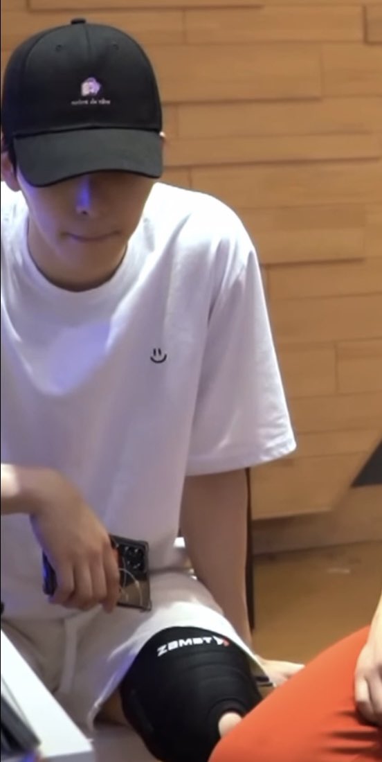 아 이서호 반팔입고 볼캡 쓰고 
연습 모니터링하는데
너무 잘생겨서 토할거같음