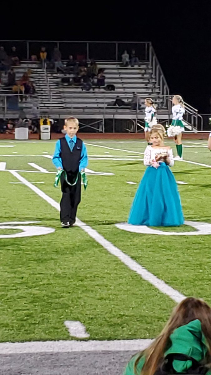 EmilyLibbert's tweet image. Homecoming Prince Ethan and Princess Baylor did amazing and looked pretty sharp too. 😍
