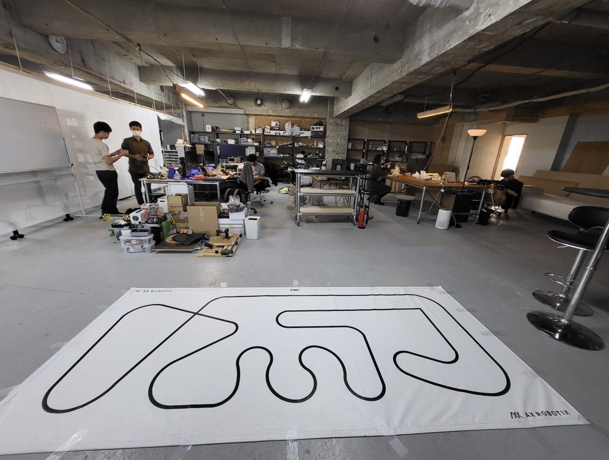 kagyroy's tweet image. 本日、移転してから初のライントレーサー大会でした！
旧北千住オフィスの4倍広いので写真に写っている場所で全体の1/4くらいです！
がしがしロボット寝具作って行きますのでAx Robotixの活動応援よろしくお願い致しますー

#axrobotix #ライントレーサー #ライントレースカー #ロボット