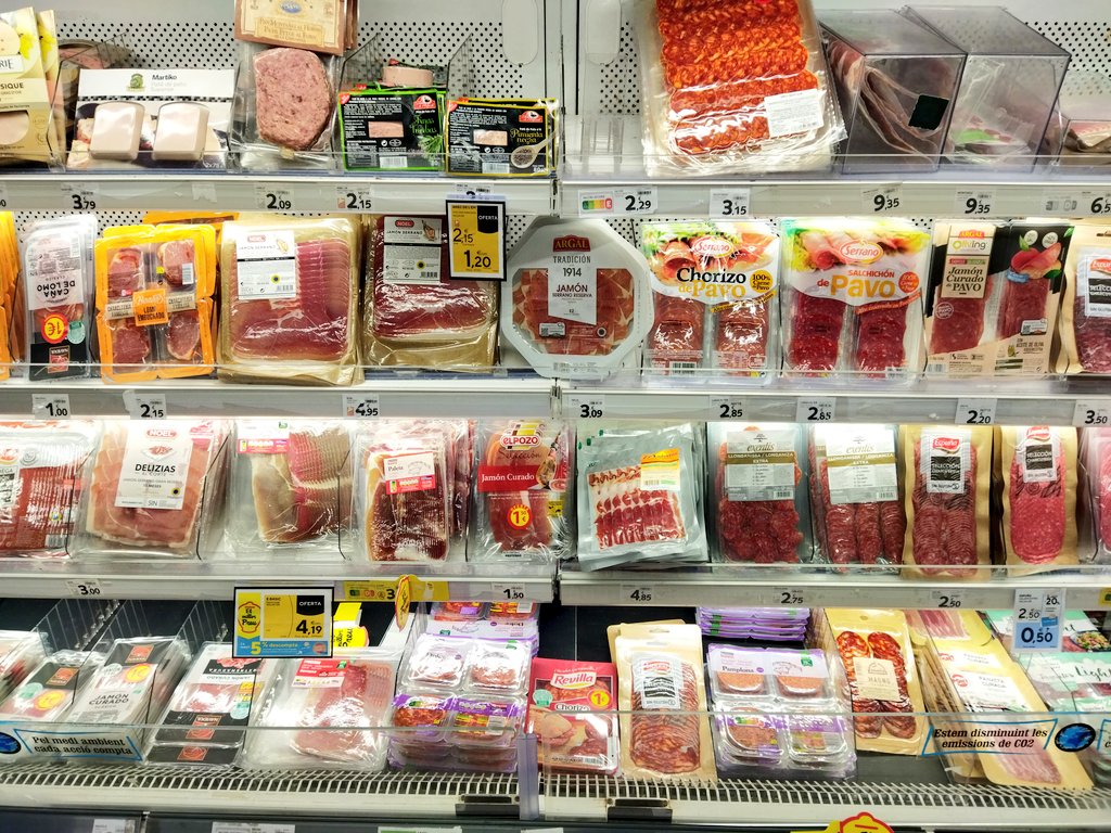 Us demanem un favor.
Tenim clar que cal reduir #redsidus.
Les persones consumidores tenim molta força si consumim conscientment.
NO compreu a SUPERS on tot és envasat.
Reduireu #residus i #microplastics que ingeriu.
Compreu a la carnisseria, cansaladeria, fruiteria... del barri.