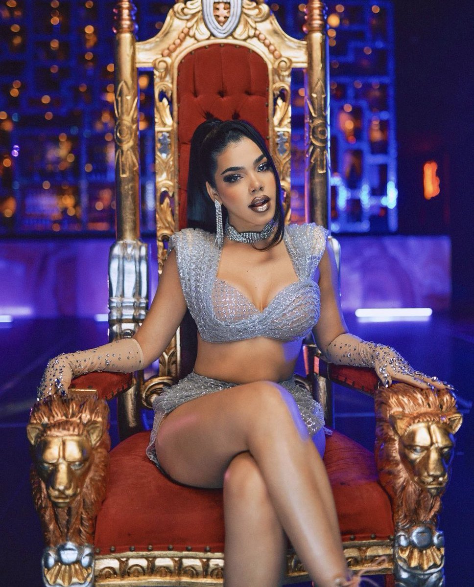 keninissmx's tweet photo. “Mía Mía” (970k) es ahora el mayor debut de @KeniaOS, superando a su mismo “Joder” (346k) en Spotify Global. https://t.co/nCA1iAhBQO