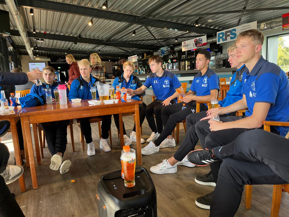 1_jo23's tweet photo. Van onze hoofdsponsor Bouwbedrijf Rotteveel een rondje bedankt Johan.
Jij gauw weer opknappen zodat we je snel weer langs de kant zien staan💙🖤
#mooisteclub https://t.co/OuWL20ktJz