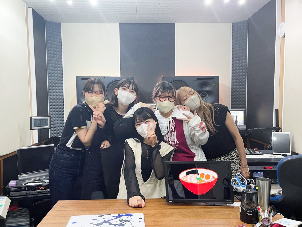 きょうもレコーディングでした✌️
ブレスオブライフなんだよ✌️
たのしみにしててね✌️
ラーメン美味しかったです🍜