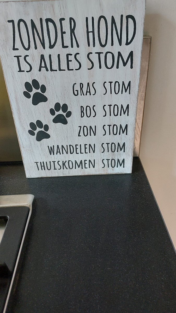 Een vriendin heeft haar hond/ long time companion moeten laten inslapen. Loopt ze in een winkel tegen dit bord aan. Ze heeft het gekocht en dat snap ik.
