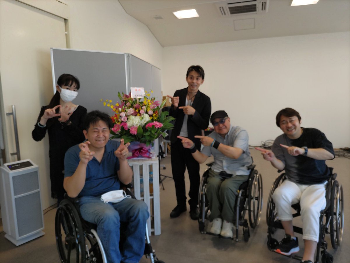 hope_and_star's tweet photo. #4Disabilities ヨンディサビリティーズ10周年ライブ🎉🎉🎉
メンバーさんと📸
1年半ぶりヽ(>ω<๑)ﾉ
 #SignDance やっぱりカッコイイ(๑>ᴗ<๑)💓💞
新曲✨✨お待ちしております！
 #TAaKA  #ワンダー  #トモ  #ミキティ
 #車椅子  #DeafDancer https://t.co/g8t2IG2vTf