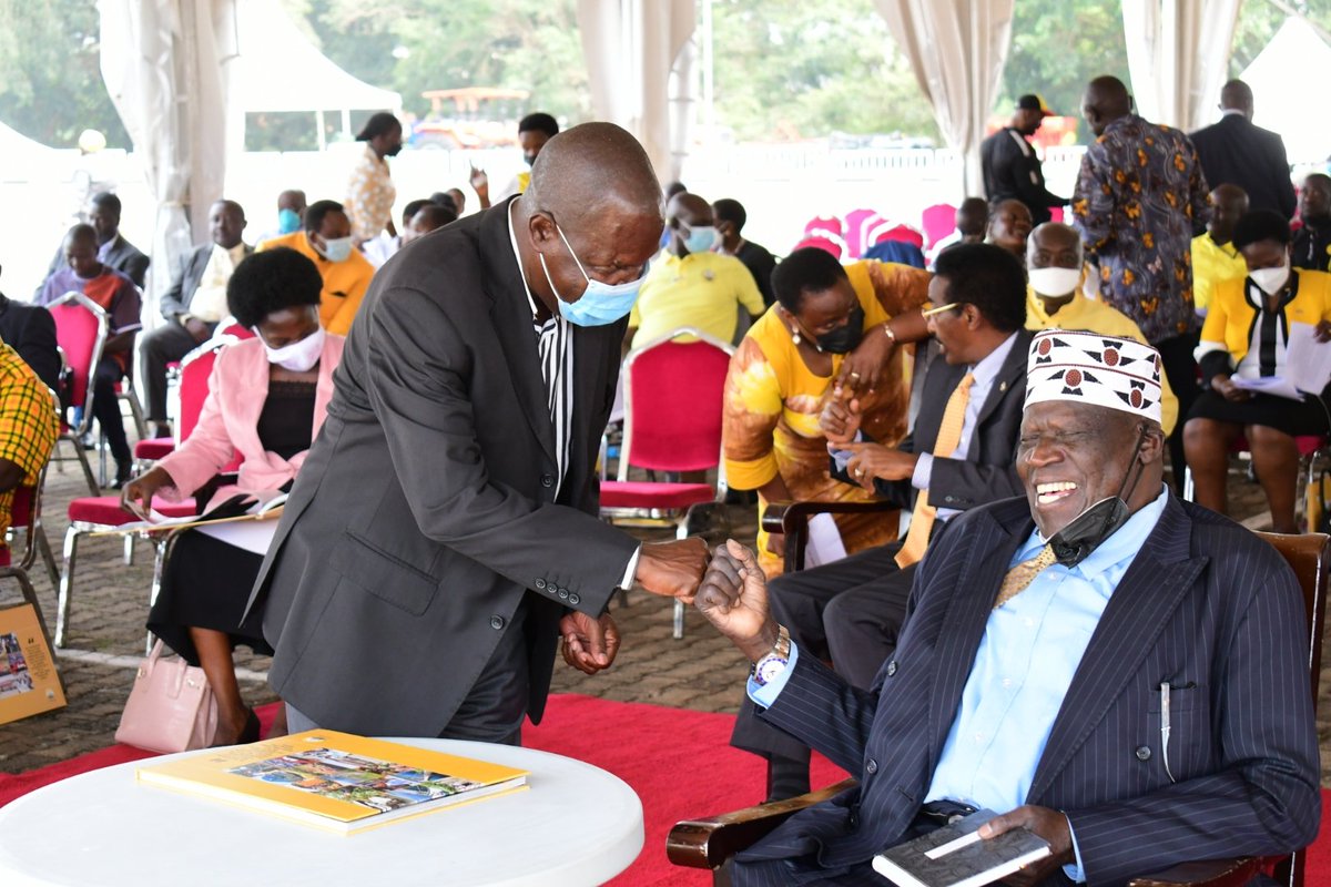OfwonoOpondo's tweet photo. Paying homage to an elder #GenMosesAli. @UgandaMediaCent https://t.co/7BXb1YRIaw