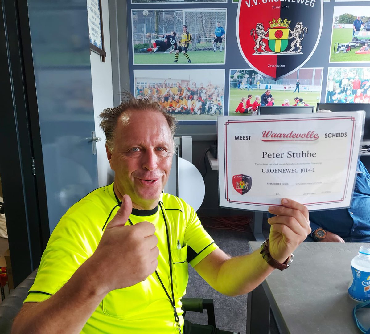 vvGroeneweg's tweet photo. De week van de scheidsrechter

Deze week is het de week van de scheidsrechter en zetten wij onze scheidsrechters in het zonnetje!

Bedankt jij je scheidsrechter na de wedstrijd?

Op de foto Peter Stubbe met de #scheidsbedankt oorkonde van VV Groeneweg. https://t.co/w1T0HwVQvD