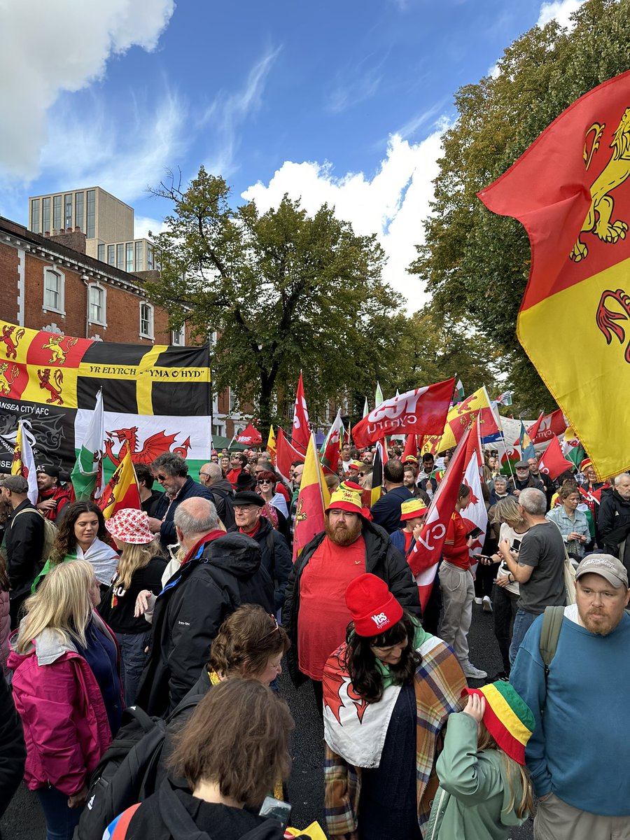 StevenClarey's tweet photo. Big turn out for the independence march in Cardiff today!! #IndyWales https://t.co/ENjTb88tZ1
