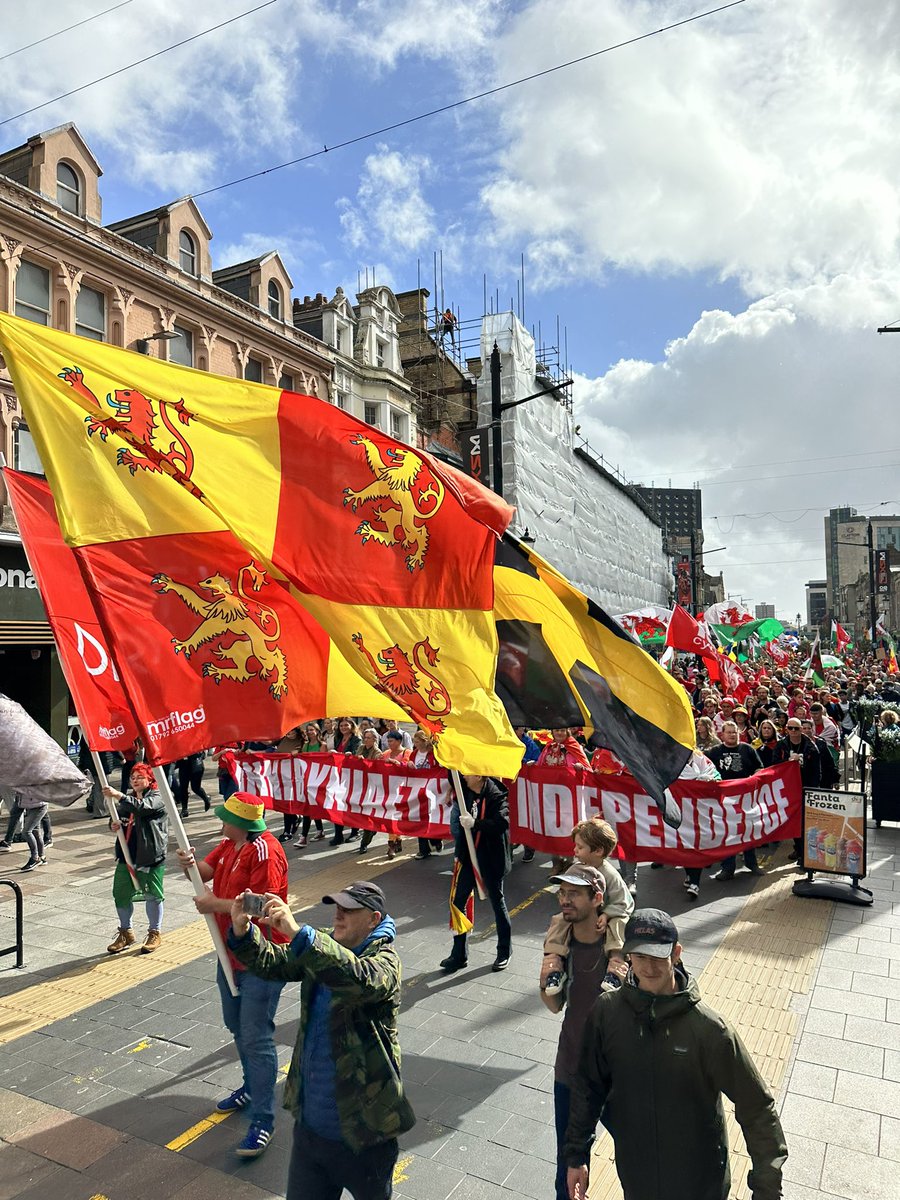 StevenClarey's tweet photo. Big turn out for the independence march in Cardiff today!! #IndyWales https://t.co/ENjTb88tZ1
