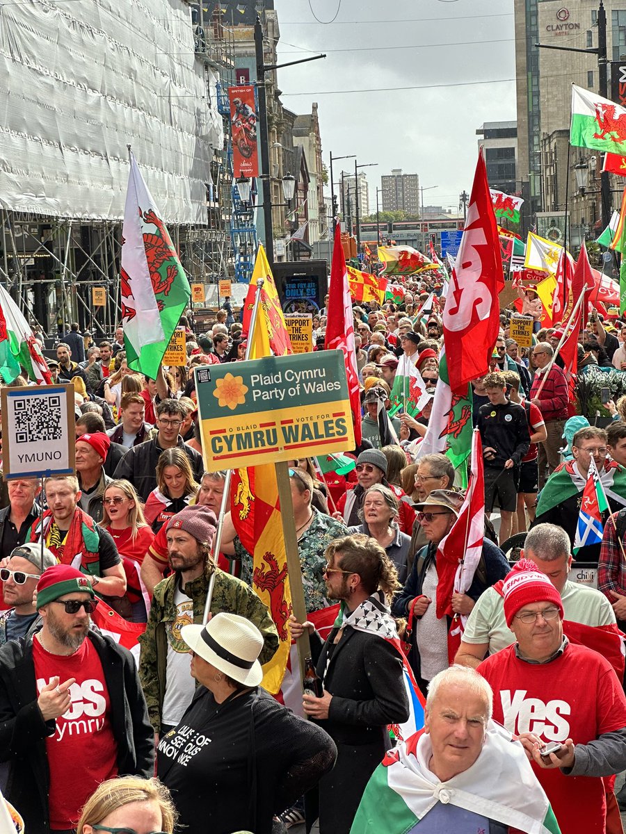 Big turn out for the independence march in Cardiff today!! #IndyWales