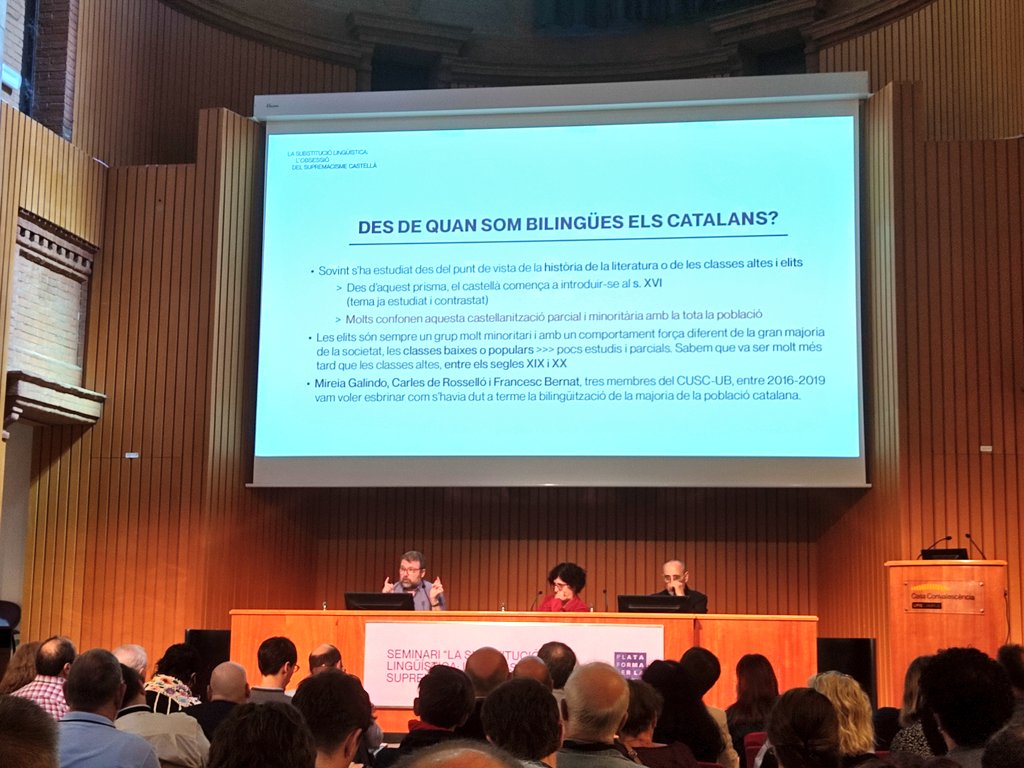 PLlBarcelona's tweet photo. "Un dels mitjans del supremacisme és robar-li la memòria al dominat i falsejar-la: convèncer-lo que allò sempre ha estat així". 

Així comença la ponència de Francesc Bernat sobre la bilingüització dels catalans. Si en voleu saber més, fa ben poc n'ha publicat un llibre. https://t.co/73sPTRRGGJ