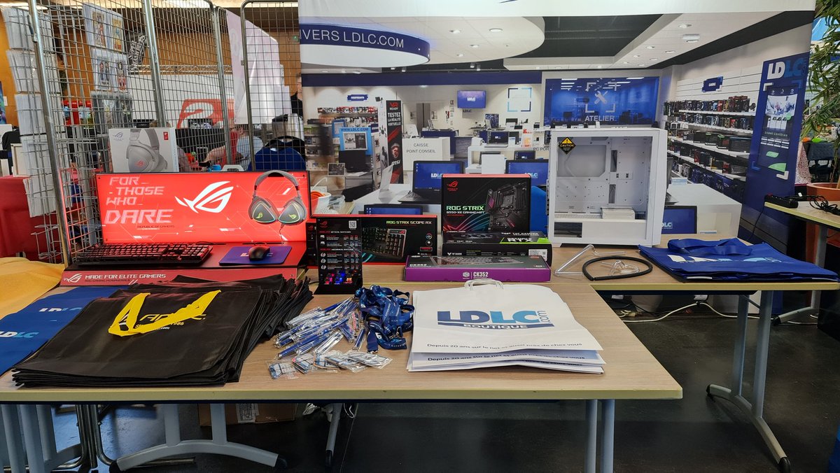 Tedeous's tweet photo. Venez découvrir les produits @ASUS_ROG_FR et me rencontrer au @VirtualCalais 🥰 #virtualcalais #asusrog #config #watercooling #custom https://t.co/Vn8AgVm1tf
