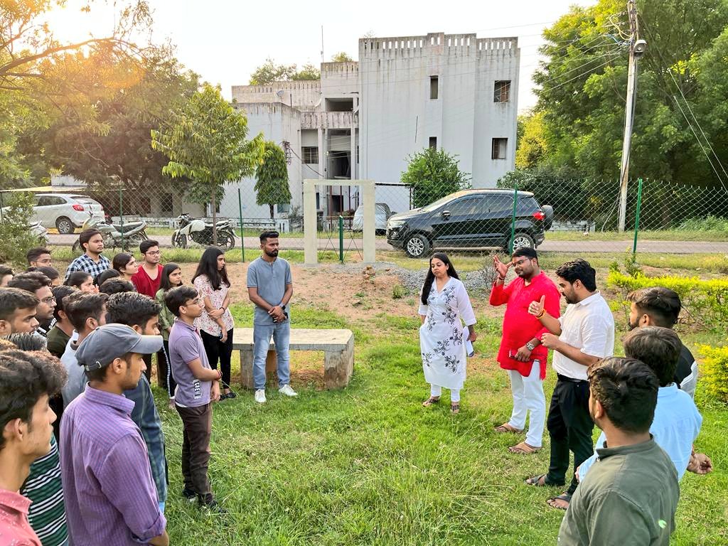 abvpforkanpur's tweet photo. अभाविप राष्ट्रीय मंत्री श्री गजेंद्र सिंह तोमर जी की झांसी महानगर में बुंदेलखंड विश्वविद्यालय, BIET तथा महानगर के कार्यकर्ताओं के साथ बैठक हुई (1/2) https://t.co/HBAUqFam6f