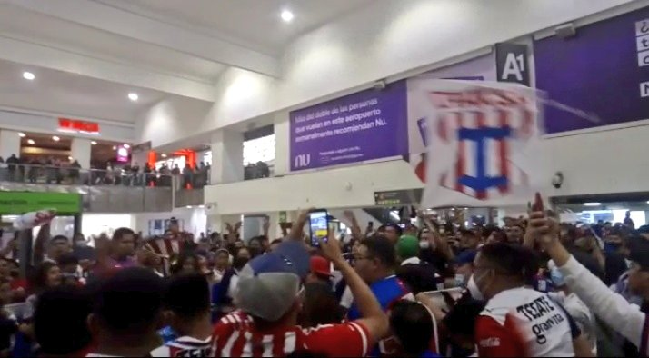 ucandrea's tweet photo. @ChivasFemenil hoy estaré en este hilo... espero ver a muchas jugadoras (con y #SinTwitter jaja) también estaré dando un par de sorpresas para que den RT y lleguemos a más gente de #Chivas ;) que dicen que siempre hay uno despierto en la #CapitalRojiblanca (que ya llegaron las @Chivas) https://t.co/R5FpN1wZl0