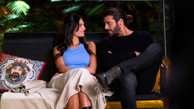 MasterAb88's tweet photo. PARTENZA A RAZZO per #ViolaComeIlMare che segna il 20,5% con 3,4 milioni. 

Lux Vide fa ancora centro. È la prima volta da anni che l'esordio di una fiction Mediaset supera il 20%.

Meritatissimo. 

#ascoltitv #ViolaComeIlMarePremiere #Canyaman #FrancescaChillemi https://t.co/nR13uHK7Ht