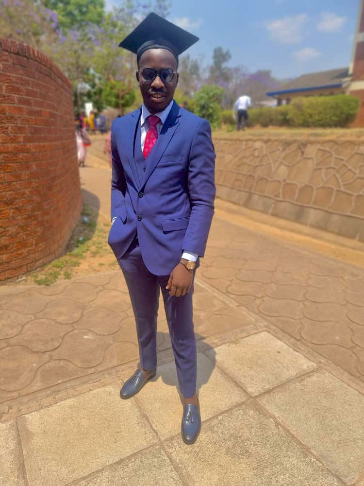 ___tamuka's tweet photo. Bagged it.🎓 https://t.co/uoB7yW0V4P