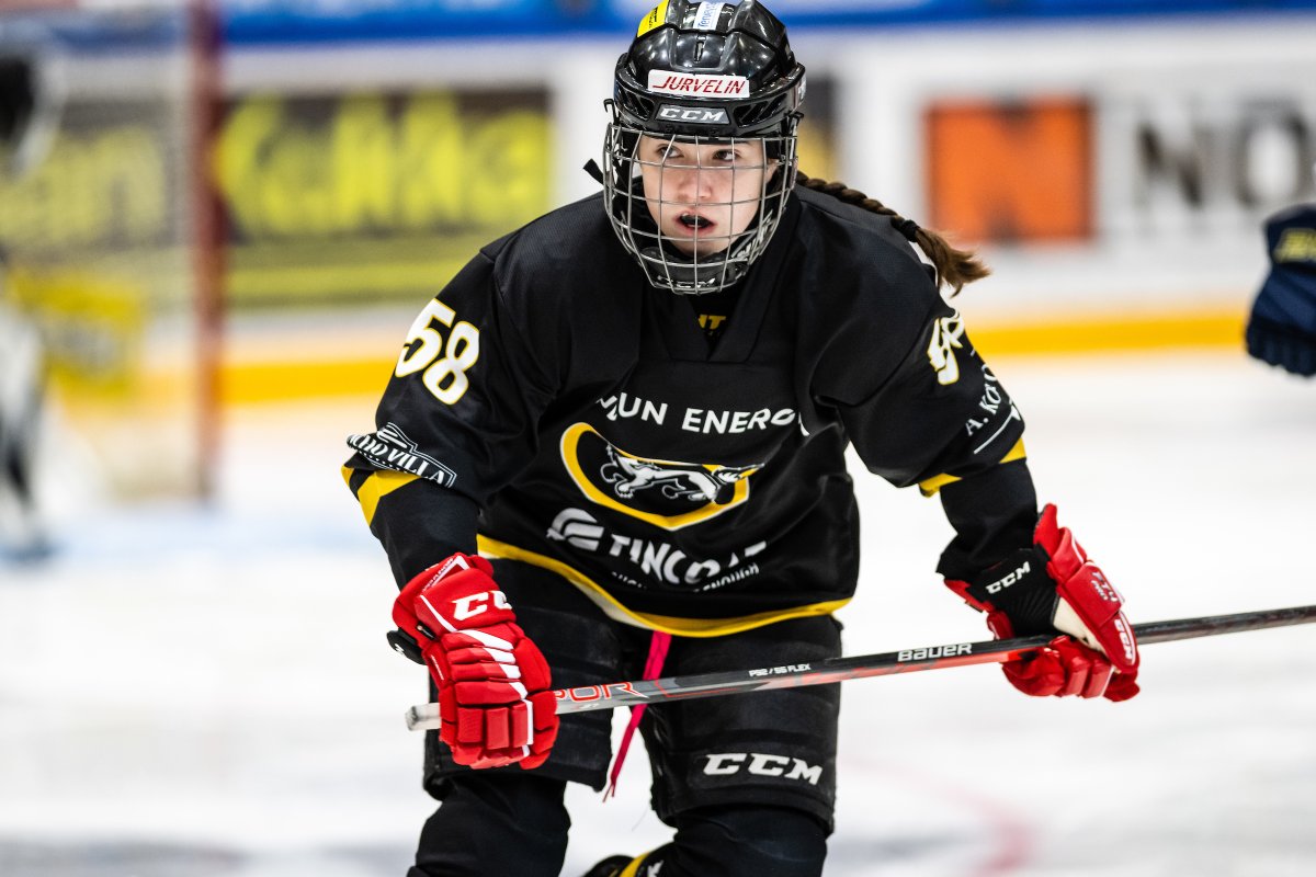 smliiga's tweet photo. Tänään pelataan jälleen täysi kierros Naisten Liigassa! 👏

@KiekkoEspooN - @hpk_naiset (12.45)
@KarpatNaiset - @StadinGimmat (14.00)
@ILVES_Naiset - @KalPaNaiset (14.15)
@rokinaiset - @tpsnaiset (14.30)
@TeamKuortane - @LukkoNaiset (15.00)

📸: @r1kuexposures 

#NaistenLiiga https://t.co/VLWVSlCDvw