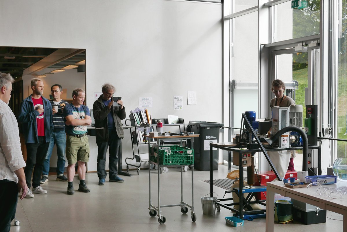 Interesting day <a href="/Ifi_UiO/">Ifi, UiO</a> with the precious plastic machine from the <a href="/uio_lab/">Sustainability Lab, University of Oslo</a>.  
ub.uio.no/english/course…
A great test to see how we could recycle plastic the University of Oslo produces!
#SDG #ClimateActionNow #Sustainability #bærekraft
