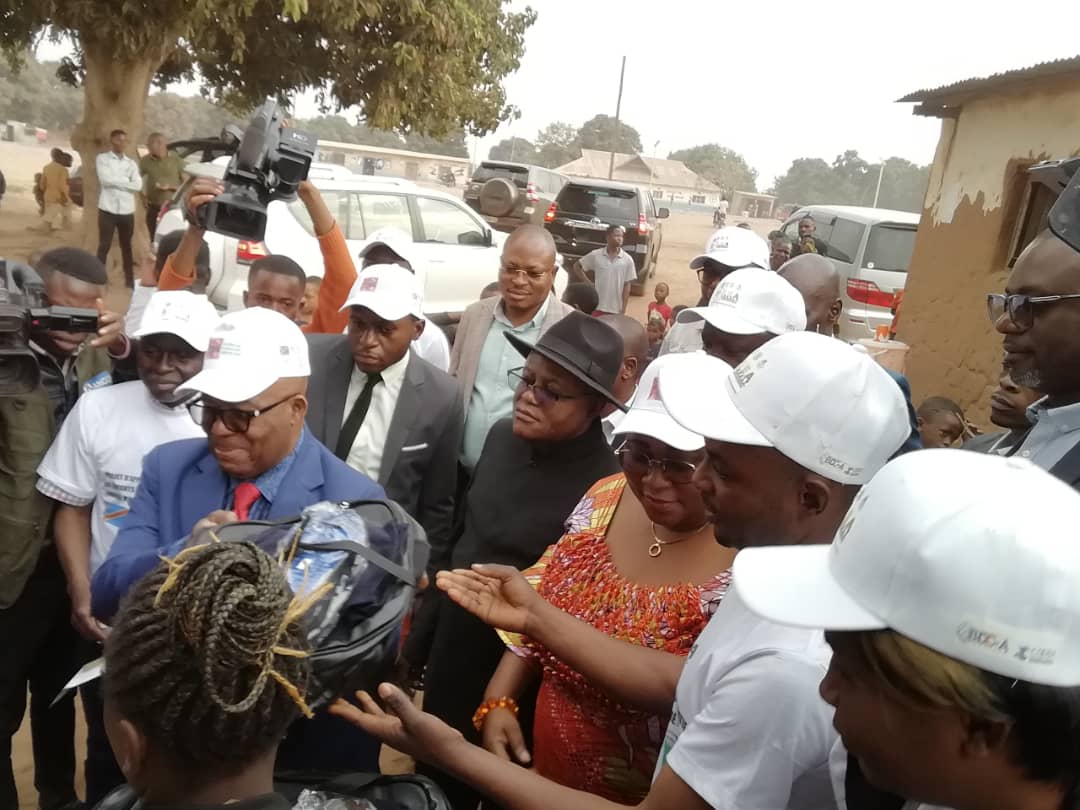 Avec l'accompagnement de la CAPUIDC, sous l'impulsion du Chef de l'Etat, nous avons commencé à sortir les enfants des mines du Cobalt et les insérer à l'école. Ici avec SEM le Ministre des Affaires Sociales et Mme la DG du FNPSS. Merci à la BAD pour le projet PABEA-COBALT