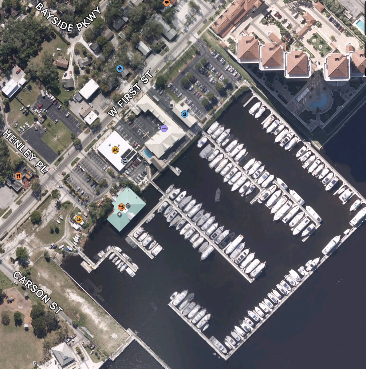 ChristianAmsler's tweet photo. Schon gewaltig, was die Satellitentechnik heute ermöglich. Ein Bild (AFP) aus dem heutigen @tagesanzeiger, das die Verwüstung durch den Hurrikan Ian in der Marina von Fort Myers in Florida zeigt. Und wenn man nachschauen will, wo das genau liegt, dann findet man dieses Bild… https://t.co/r6xbP71Uwk