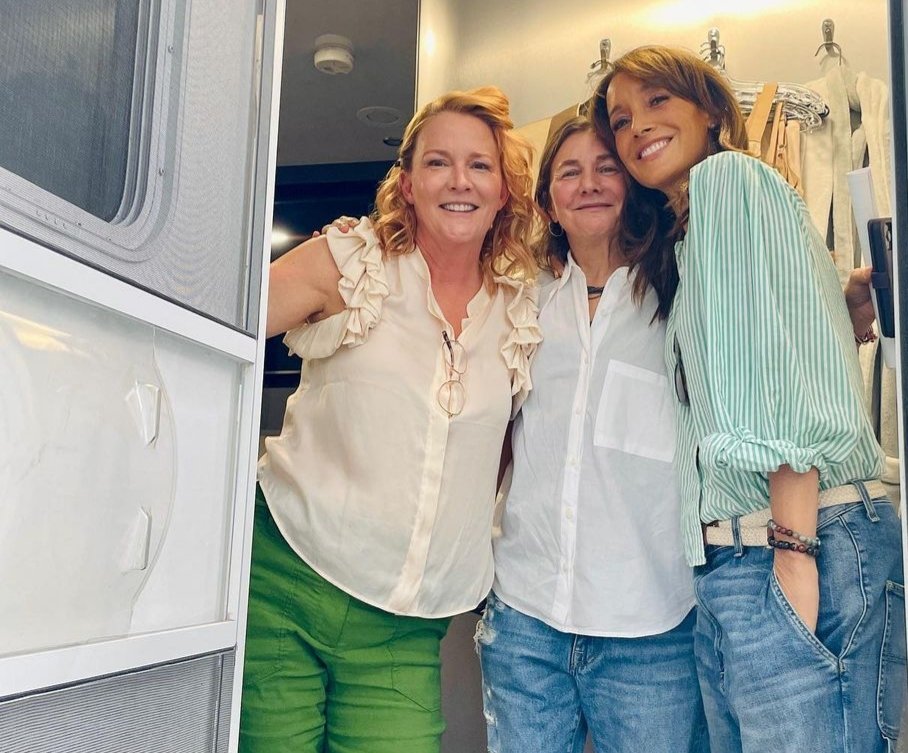 sasha_stana's tweet photo. Just so amazing beautiful. these are the three most important people who made this series really interesting for lesbians and gays 💕🌹 the best TheLWord team
#TheLWord
#JeniferBeals
#LaurelHolloman
#IleneChaiken #BetteSayYes
#TiBette https://t.co/5H4RzAuYql